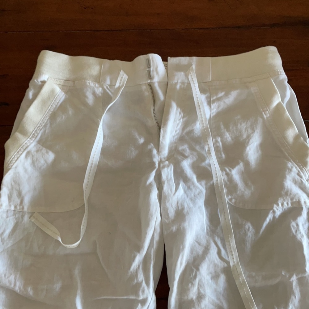 Never worn linen white pants. Very cute and comfortable